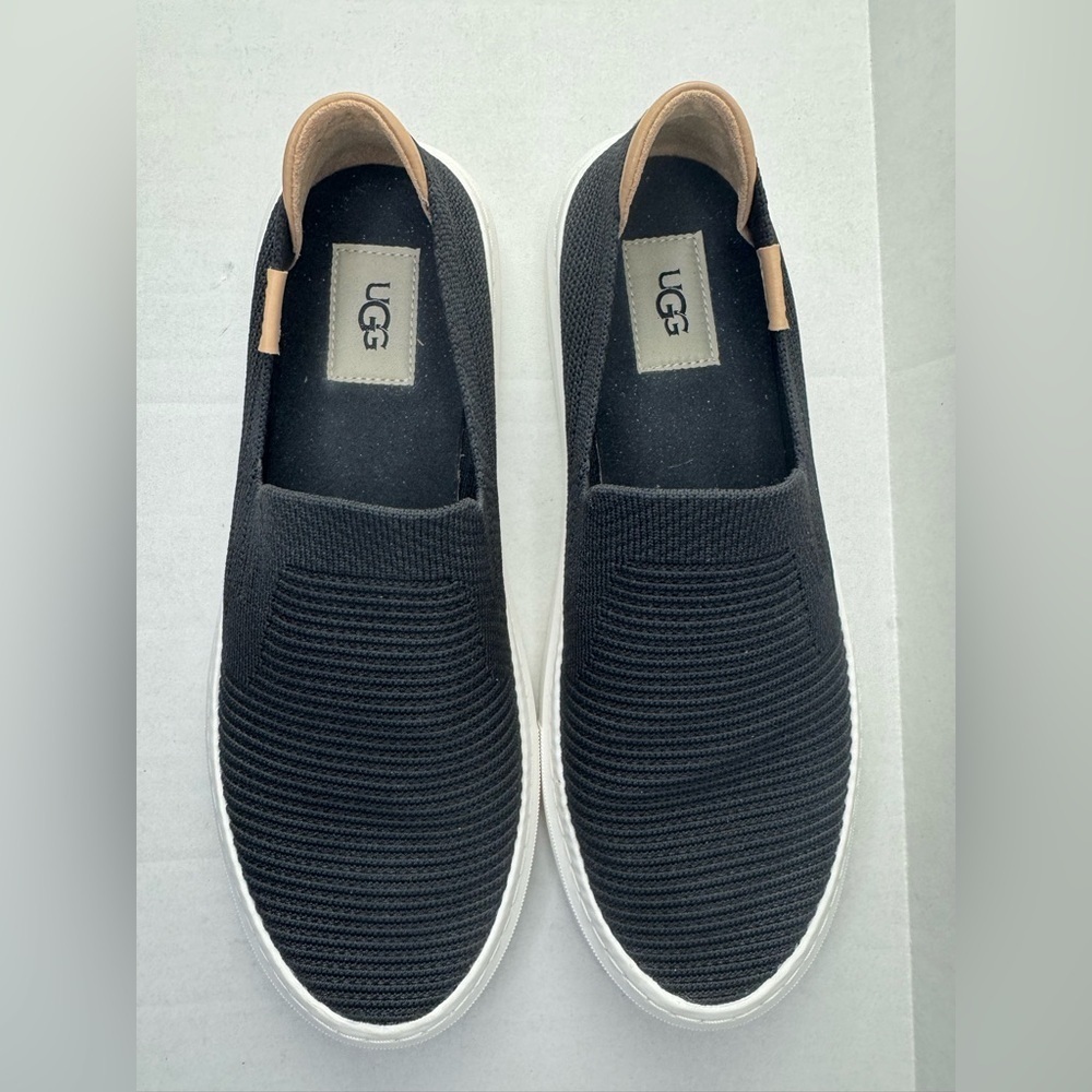 UGG Women’s Sammy Sz 9 Slip-on Sneaker Navy Blue Ribbed Knit.